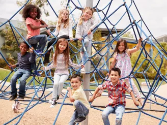 Spielplatz einer Gemeinde mit Kindern